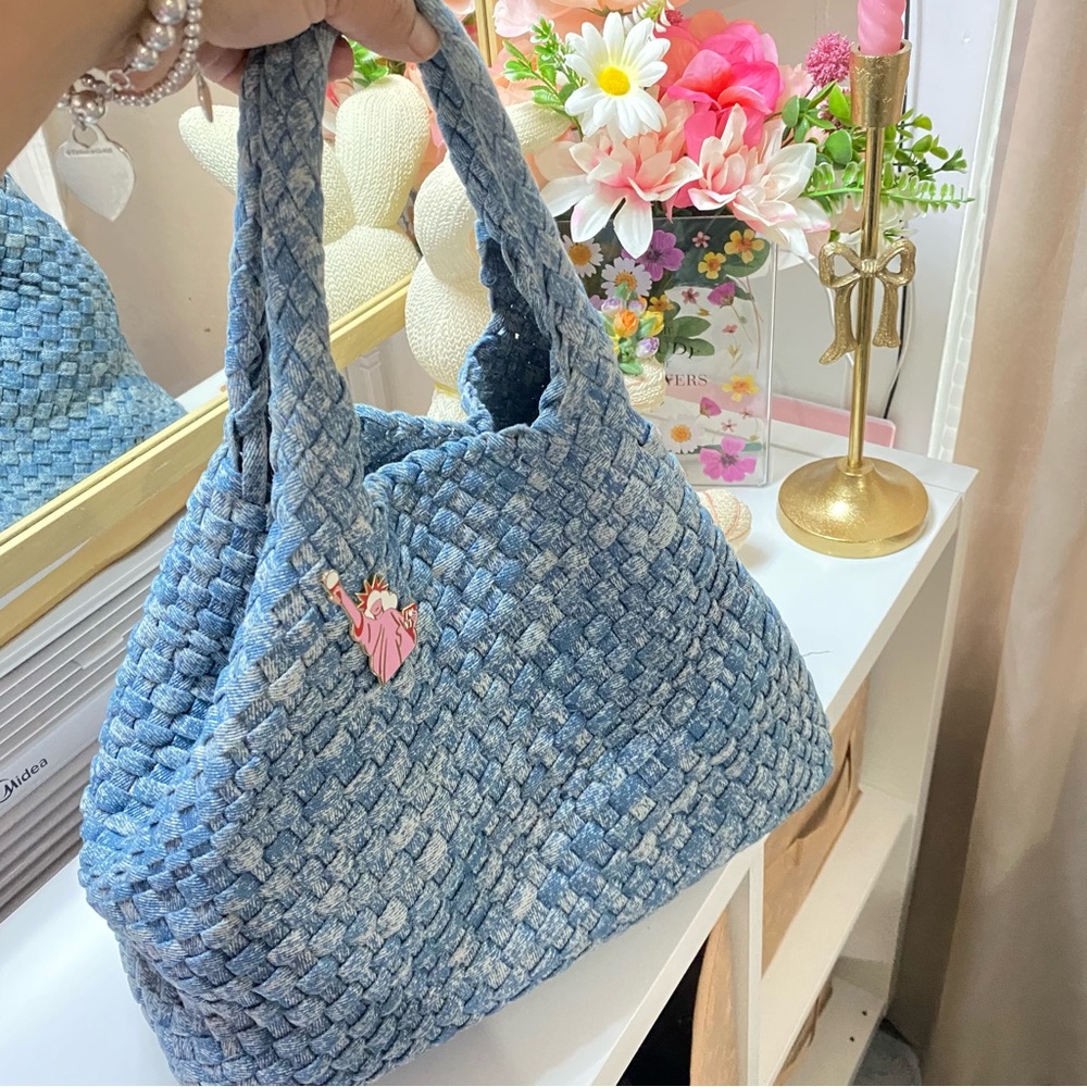 canvas bag comes with its strap